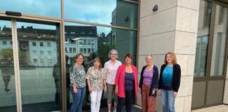 Der Verein „AHa! Aktion Hauswirtschaft e.V.“ löst sich auf, zum Gruppenfoto vor dem Rathaus trafen sich noch einmal (von links) Sabine Klocke (Leiterin des Amtes für Kinder, Jugend und Familie), Christa Seher-Schneid, Marion Ramrath (beide Gründungsmitglieder AHa!), Dagmar Argow (stellvertretende Geschäftsführerin Diakonie), Claudia Zenker (Leiterin Evangelisches Familienbildungswerk) und Aljona Prugow (Projektleitung AHa!). Foto: Stadt Ratingen