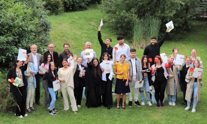 Alle haben bestanden: Schülerinnen und Schüler des BOJE-Projektes freuten sich bei der Zeugnisvergabe über ihre erfolgreichen Abschlüsse. Foto: Stadt Ratingen