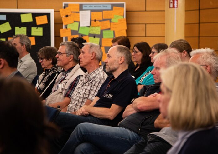 Das Forum Stadtjubiläum war gut besucht, die orangefarbenen Kärtchen an der Stellwand zeugen vom Ideenreichtum der Anwesenden. Foto: Stadt Ratingen