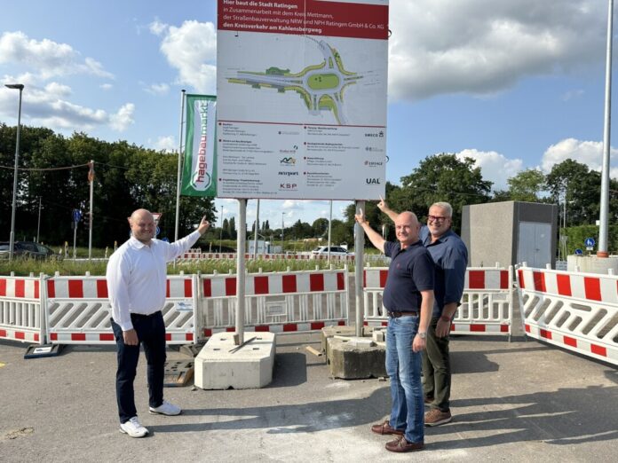 Peter Thomas, Oliver Thrun und Stefan Heins (v.l.) freuen sich, dass nach weniger als einem Jahr Bauzeit die Planung des Kreisverkehrs abgeschlossen ist. Foto: CDU-Fraktion Ratingen