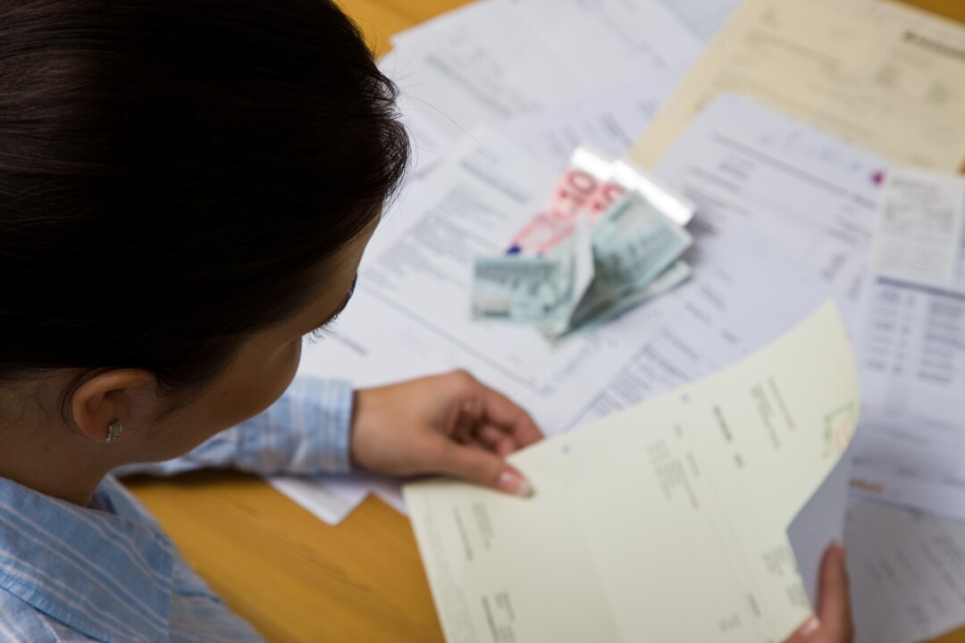 Ein Mann kümmert sich um seine Finanzen. Foto: VZ NRW/adpic