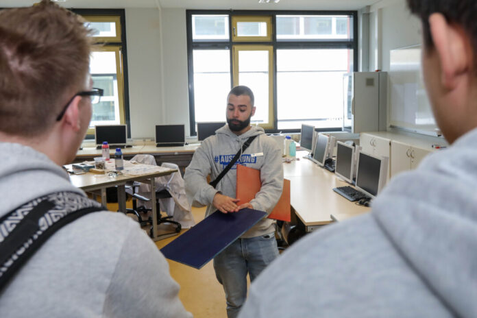 Die Olympiade der Berufe im Berufskolleg Neandertal: Ausbildungsbotschafter Dominik Kaya gibt seine Erfahrungen weiter. Foto: Hans-Juergen Bauer/IHK Duesseldorf