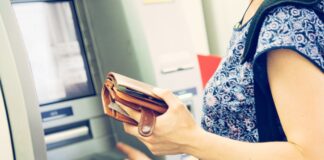 Eine Frau benutzt einen Geldautomaten. Foto: VZ NRW/adpic