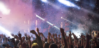 Viele Menschen feiern auf einem Konzert. Foto: VZ NRW/adpic