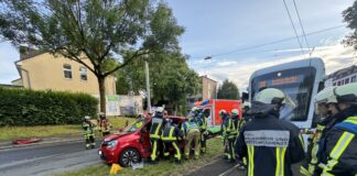 Die Feuerwehr war mit zahlreichen Einsatzkräften vor Ort an der Castroper Straße. Foto: Feuerwehr Bochum