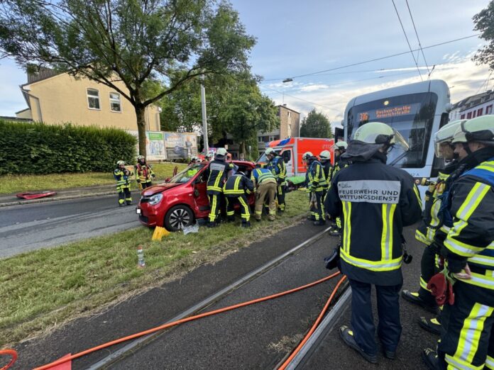 Die Feuerwehr war mit zahlreichen Einsatzkräften vor Ort an der Castroper Straße. Foto: Feuerwehr Bochum