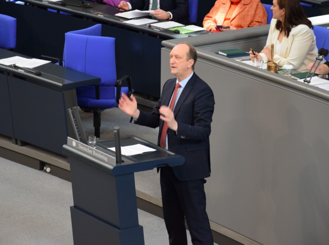 Klaus Wiener (CDU) am Rednerpult des Bundestags. Foto: Büro Wiener