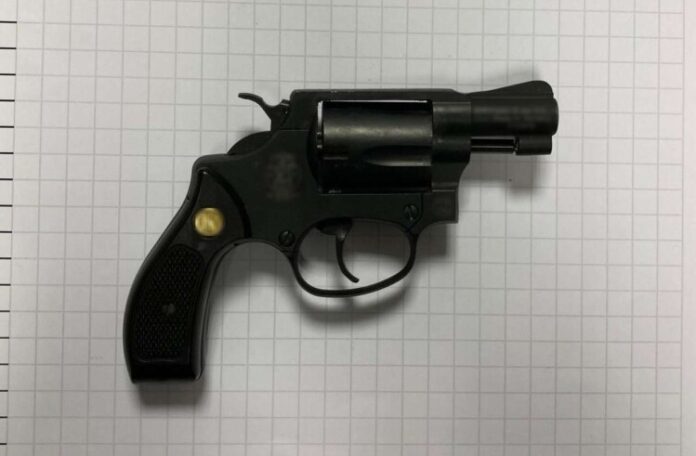 Diesen Schreckschussrevolver hatte der 39-Jährige dabei. Foto: Bundespolizei