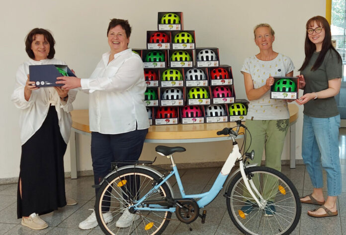 Tanja Smigoc, Astrid Lohmann (Rektorin) mit den Lehrerinnen Michelle Giepen und Friederike Glittenberg-Schaefer. Foto: Kreisverkehrswacht