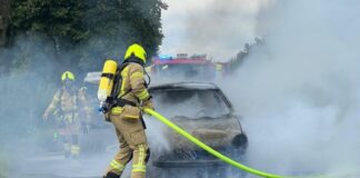 Die Feuerwehr bei den Löscharbeiten nach dem Unfall. Foto: FW Ratingen