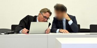 Ein mutmaßlicher Hochstapler hat jahrelang auch die NRW-Landesregierung in Islamfragen beraten - nun steht er vor Gericht.