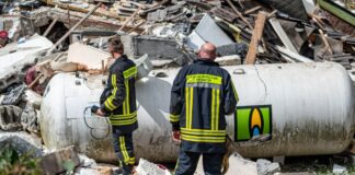 Feuerwehrleute messen nach der Explosion im Umfeld eines Tankes nach Gas. Bei dem Unglück in Hemer waren im Juli 2022 zwei Menschen ums Leben gekommen. (Archivfoto)