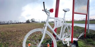 Ein weiß gestrichenes Rad am Straßenrad erinnert an im Verkehr getötete Radfahrer (Foto Archiv). 