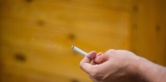 Eine brennende Zigarette hatte für einen 84-Jährigen lebensgefährliche Folgen. (Symbolfoto)