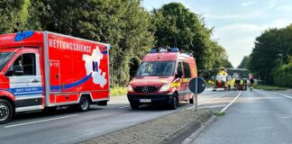 Der Hubschrauber landete mitten auf der Straße. Foto: FW Hattingen