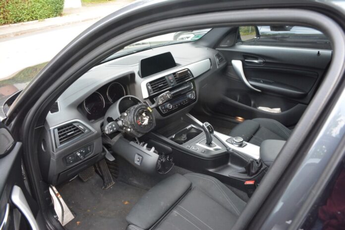 Täter entwendeten aus diesem BMW ein Lenkrad. Foto: Polizei
