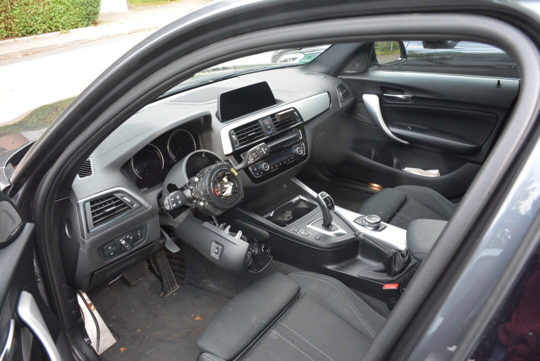 Täter entwendeten aus diesem BMW ein Lenkrad. Foto: Polizei