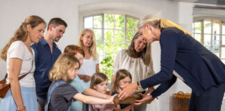 Familien erfahren in der Textilfabrik Wissenswertes über Baumwolle. Foto: LVR ZMB/Stefan Arendt