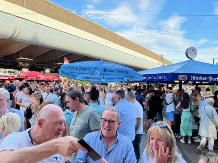 Die Benrather Bierbörse findet mitten in der Fußgängerzone des Stadtteils statt. Foto: Veranstaltungsbüro Nolden