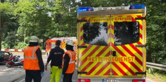 Rettungskräfte sind am Unfallort in Erkrath im Einsatz. Foto: Polizei