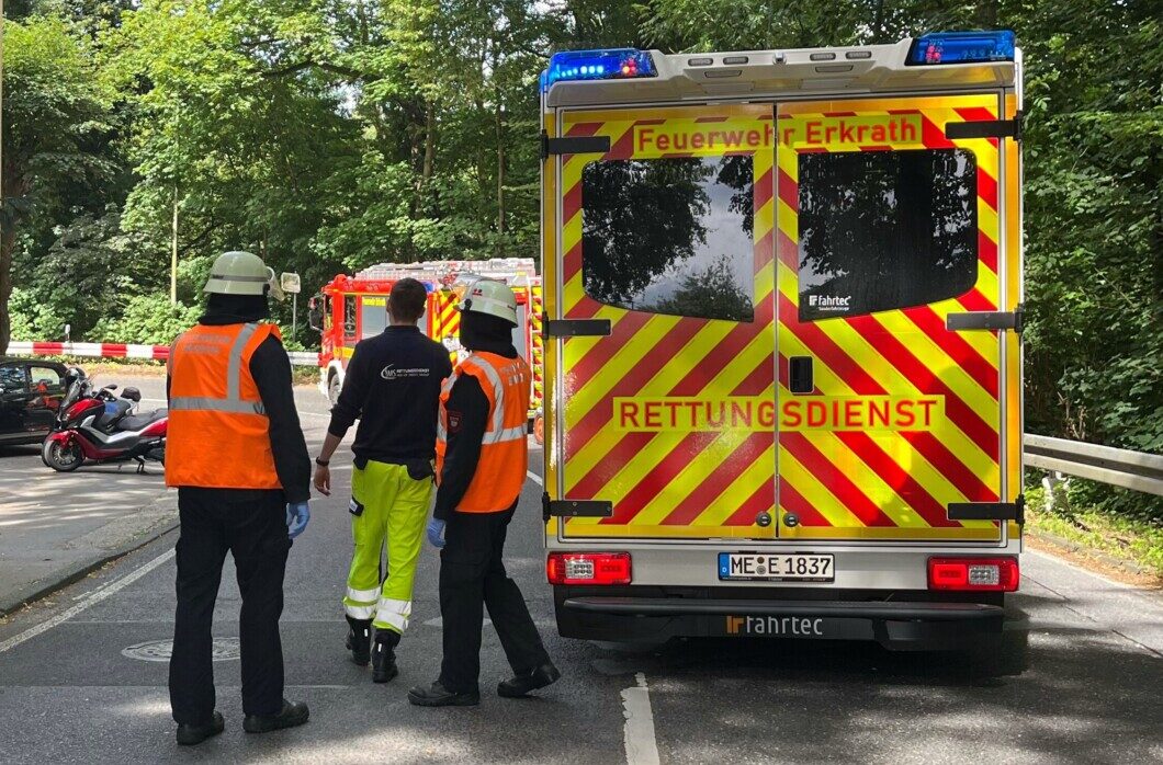 Rettungskräfte sind am Unfallort in Erkrath im Einsatz. Foto: Polizei