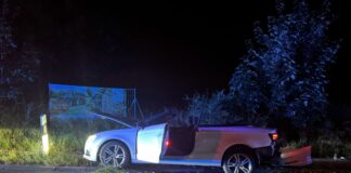 Am späten Sonntagabend fuhr in Ratingen ein 18-Jähriger gegen ein Verkehrsschild und eine Bushaltestelle - mutmaßlich aufgrund von überhöhter Geschwindigkeit. Foto: Polizei