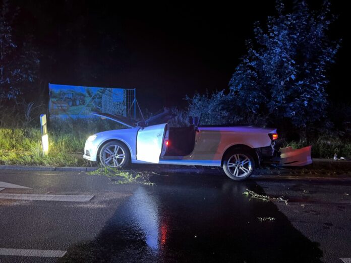 Am späten Sonntagabend fuhr in Ratingen ein 18-Jähriger gegen ein Verkehrsschild und eine Bushaltestelle - mutmaßlich aufgrund von überhöhter Geschwindigkeit. Foto: Polizei