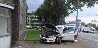 Der Wagen wurde bei dem Aufprall stark beschädigt. Foto: Polizei