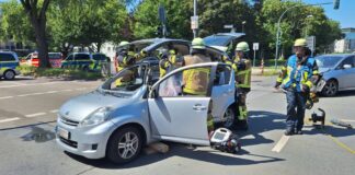 Die Einsatzkräfte entfernen das Dach des Wagens. Foto: Feuerwehr Essen