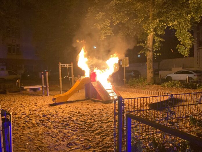 Der Brand auf dem Spielplatz. Foto: Polizei