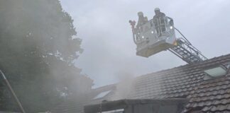 Einsatzkräfte im Dachbereich des Hauses. Foto: FW Wetter (Ruhr)