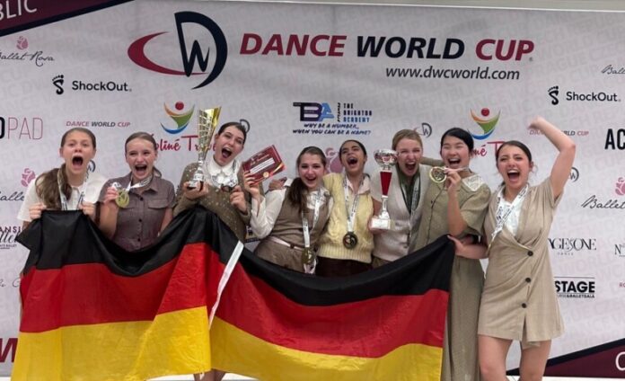 Die Freude bei den Tänzerinnen ist groß nach dem Medaillengewinn in Prag. Foto: privat
