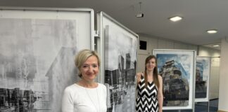 Die Künstlerin Daniela Günzel und Maria Hagen, stellvertretende Leiterin Beratungs-Center Erkrath, geben den Startschuss für die Ausstellung. Foto: Kreissparkasse