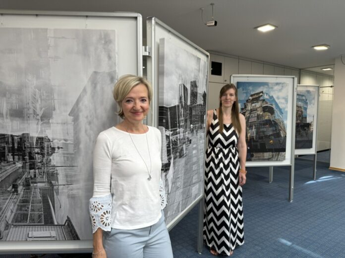 Die Künstlerin Daniela Günzel und Maria Hagen, stellvertretende Leiterin Beratungs-Center Erkrath, geben den Startschuss für die Ausstellung. Foto: Kreissparkasse