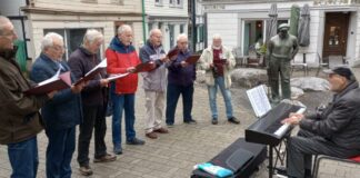 Die Deutschen Sänger bei einem Auftritt in der City. Foto: CGW Wülfrath