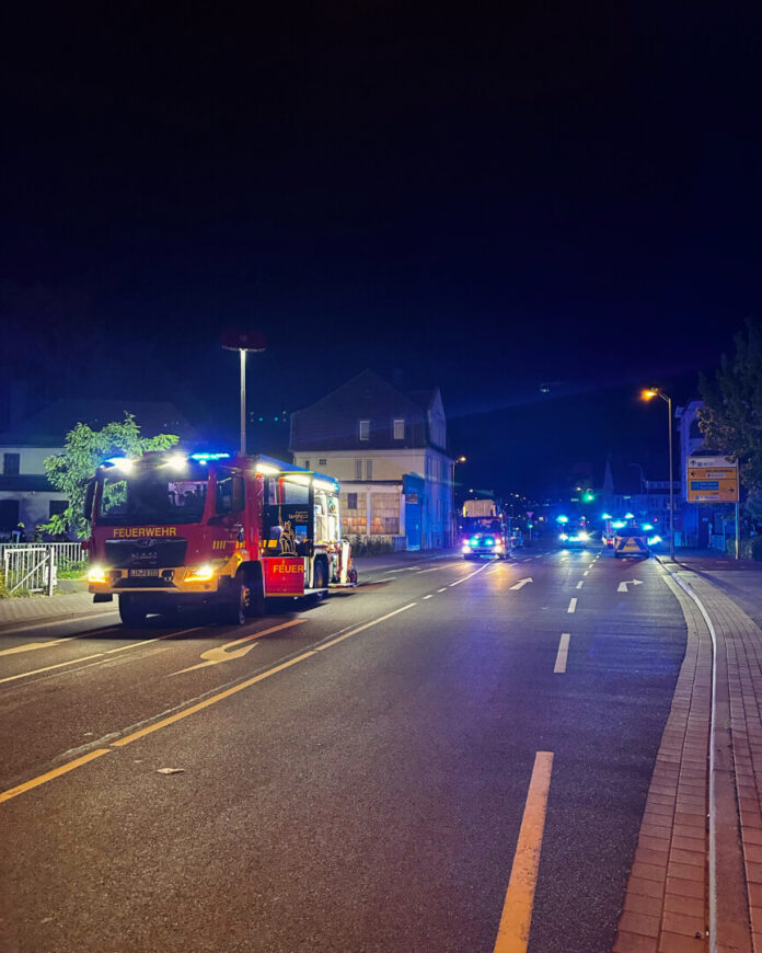 Blaulicht in der Nacht: Die Feuerwehr im Einsatz an der Wotanstraße. Foto: C.Rieks