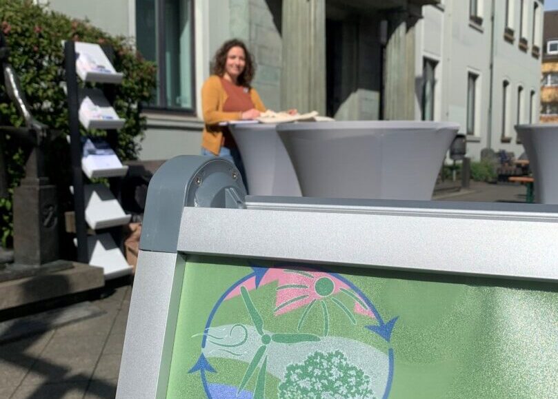Links neben dem Rathaus stehen die Klimaexpertinnen - ein Schild weist auf das Angebot hin. Foto: Stadt Heiligenhaus