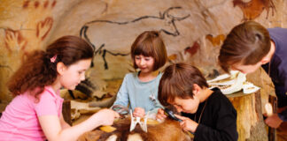 Bei den Motto-Tagen können Kinder die Steinzeit hautnah erleben. Foto: Kreis ME
