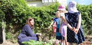 Die Grünen-Bundestagsabgeordnete Ophelia Nick mit einigen der Kinder. Foto: Sonja Pöhlmann
