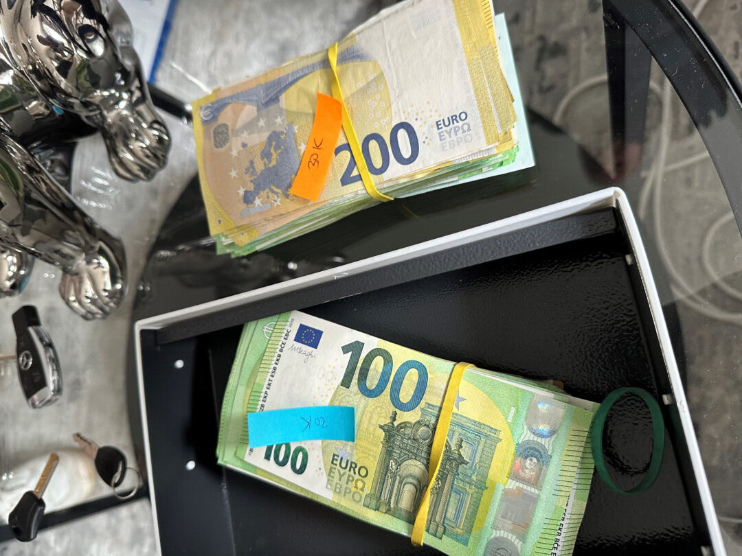 Eine große Summe Bargeld stellte die Polizei sicher. Foto: Polizei