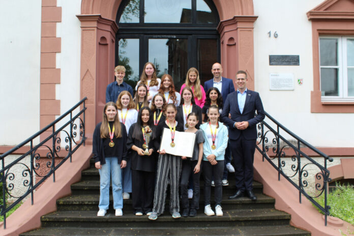 Das Floorball-Team vor dem Rathaus. Foto: Stadt Erkrath