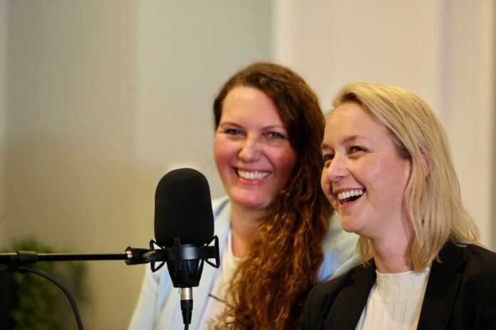 HEL-bon-ndb-podcast-komfort Dr. Carolin Meyer und Stephanie Teng sprechen im Gesundheitspodcast „Bitte freimachen!“ über die Vorteile der Healing Architecture. Foto: Helios