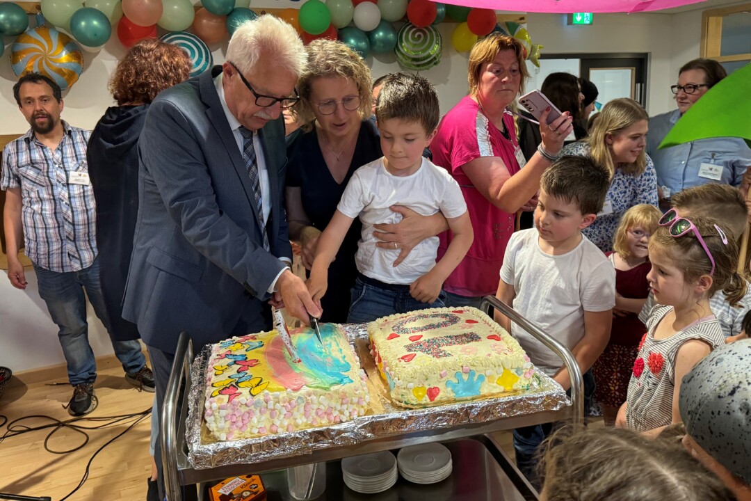 Die inklusive Einrichtung versteht sich als Haus für alle Kinder: Landrat Thomas Hendele und Bürgermeisterin Sandra Pietschmann gratulieren. Foto: Kreis ME