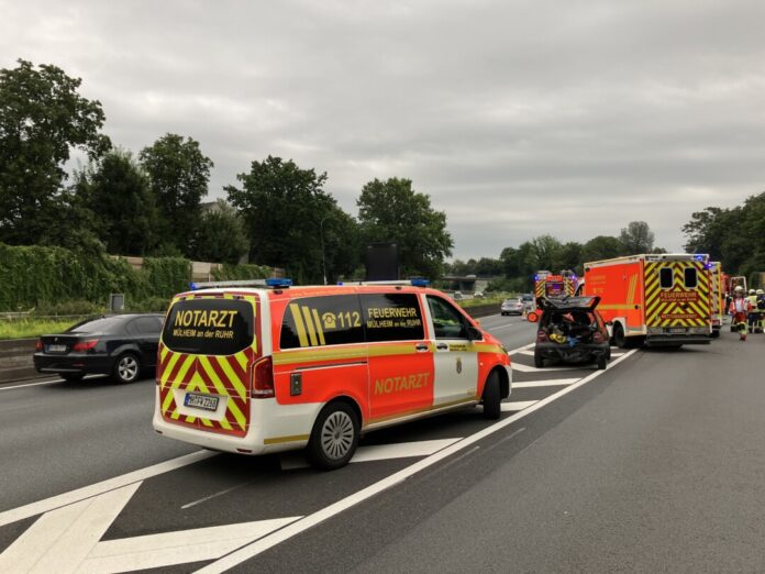 Zahlreiche Rettungskräfte waren vor Ort auf der A40 im Einsatz. Foto: FW Mülheim an der Ruhr