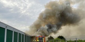 Der Garagenbrand führte zu massiver Rauchentwicklung. Foto: FW Alpen
