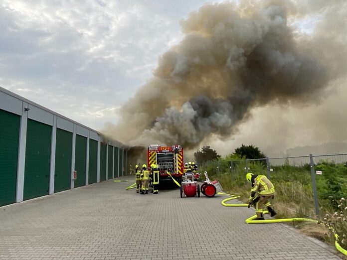 Der Garagenbrand führte zu massiver Rauchentwicklung. Foto: FW Alpen