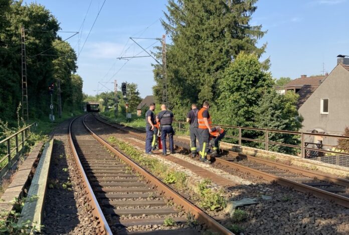 Einsatzkräfte vor Ort an der Eisenbahnbrücke in Oberhausen. Foto: FW Oberhausen