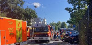 Der SUV kam nach dem Zusammenprall mit einem Zaun zum Stehen. Foto: Jens Herkströter/FW Hattingen