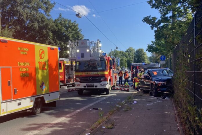 Der SUV kam nach dem Zusammenprall mit einem Zaun zum Stehen. Foto: Jens Herkströter/FW Hattingen