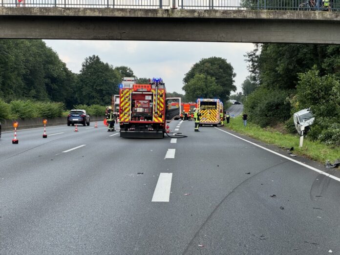 An der Unfallstelle in der Abfahrt MH-Winkhausen ist es zu dem Unfall gekommen. Foto: FW Mülheim an der Ruhr